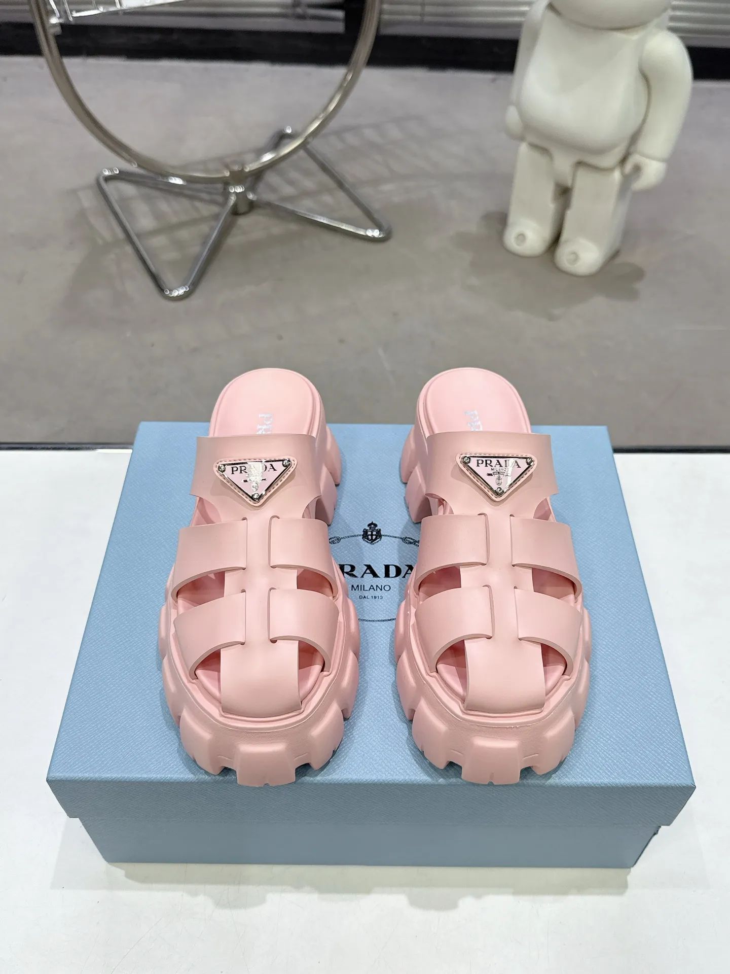 👟👟Ex-factory price 440👟👟 2025 exclusive version super popular🎊🎊🎊prada Prada triangular buckle serrated Roman thick-soled rubber foam ultra-light sandals are retro, fashionable and avant-garde, the upper perfectly restores the original craftsmanship, making the whole pair of shoes light and comfortable, full of holiday feel, bright colors💐💐💐💐 A variety of choices to satisfy fashionable people of different styles! The iconic metal triangle logo is paired with the shape of ancient beach sandals. Every design element is fashionable! Code number 35-40​